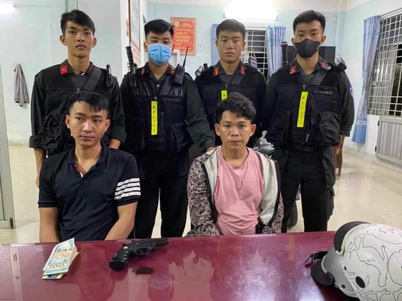越南宁顺省机动警察在晚上巡逻时，发现两可疑男子，从身上挎包中搜到鲁格分割左轮手枪