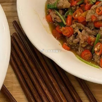 小炒黄牛肉、双椒鸡、青椒肥肠鲜辣过瘾，搭配两道清淡汤水解腻，辣淡相宜，家常烟火气