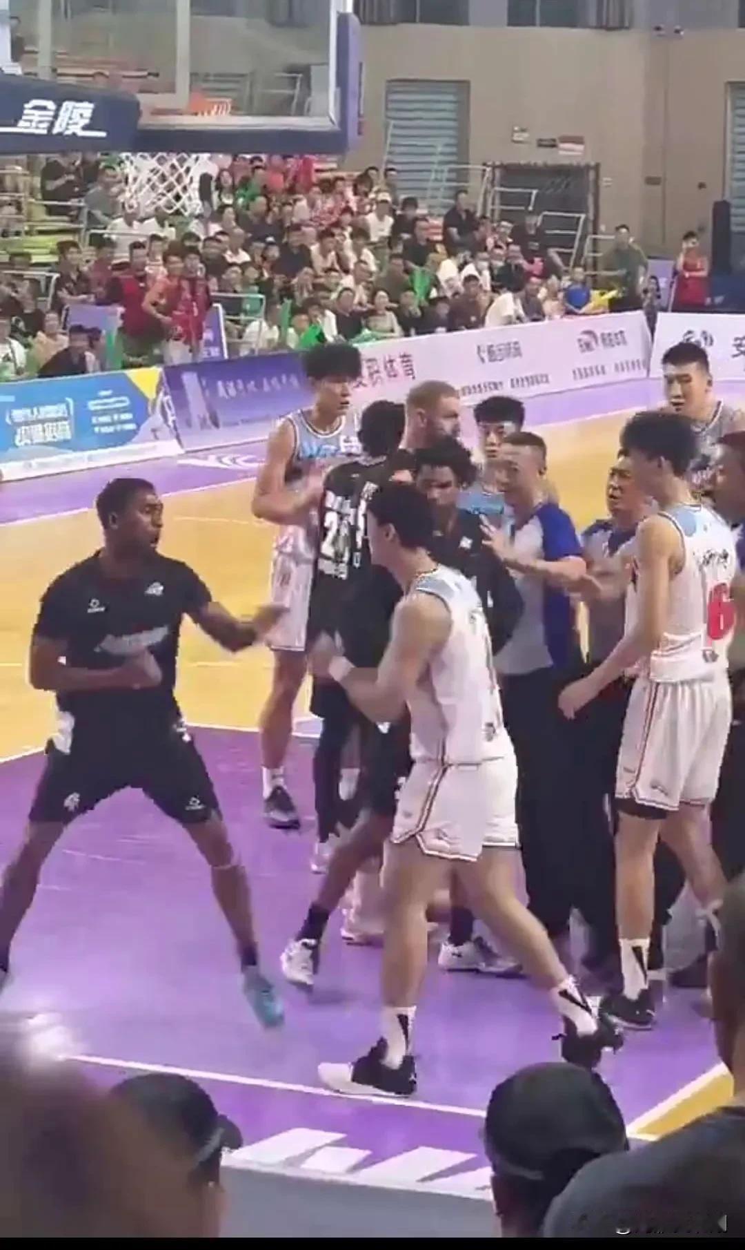 看篮球比赛，附赠拳击比赛，中美篮球队赛后上演拳击互殴。
球可以输，但是打架不能输