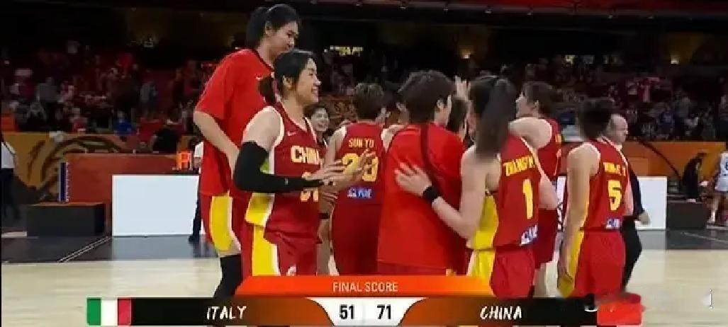 意大利三分17中2，全场被中国女篮按在地上“物理静音”！
不是她们手凉，是韩旭一