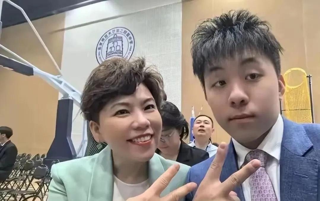 邓亚萍现身儿子学校成人礼，意外让儿子学校“露脸”。能吸引这位体坛传奇人物，想必该