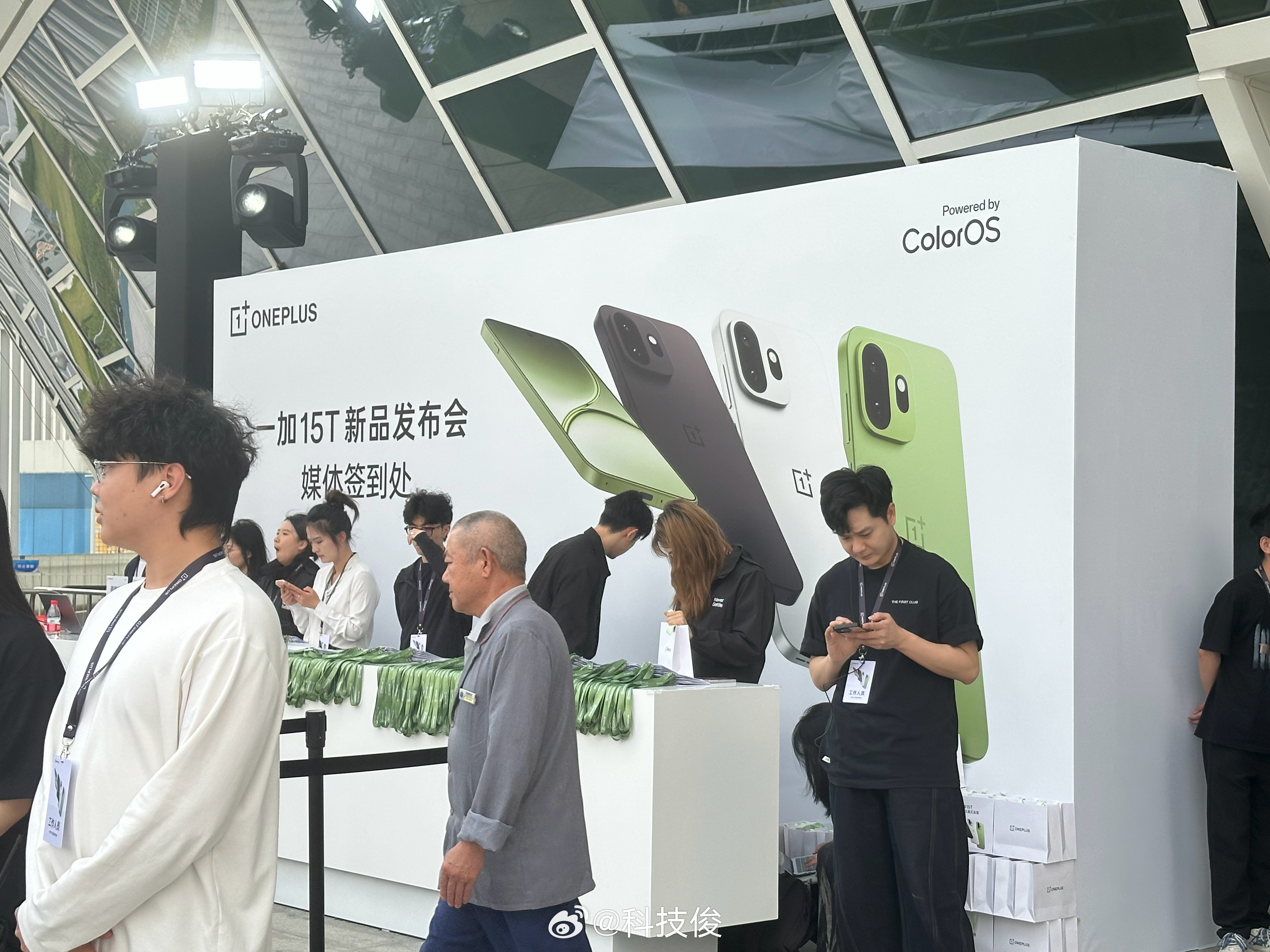 一加15T 又小又强又美又全面的小屏大魔王来了，现场居然还有一台一加15T 和M