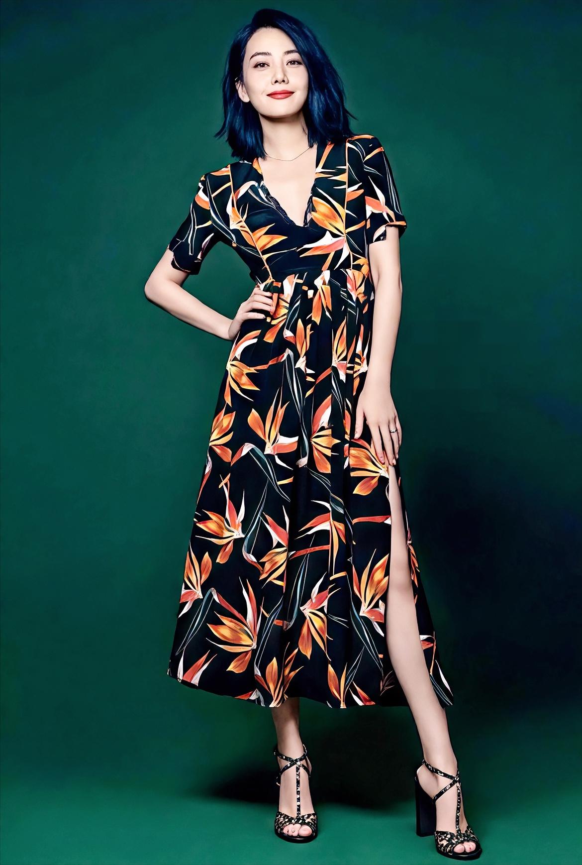 分享一组高圆圆不同时期的穿搭美照。
不愧是公认的国民女神，她的美自带东方韵味，且