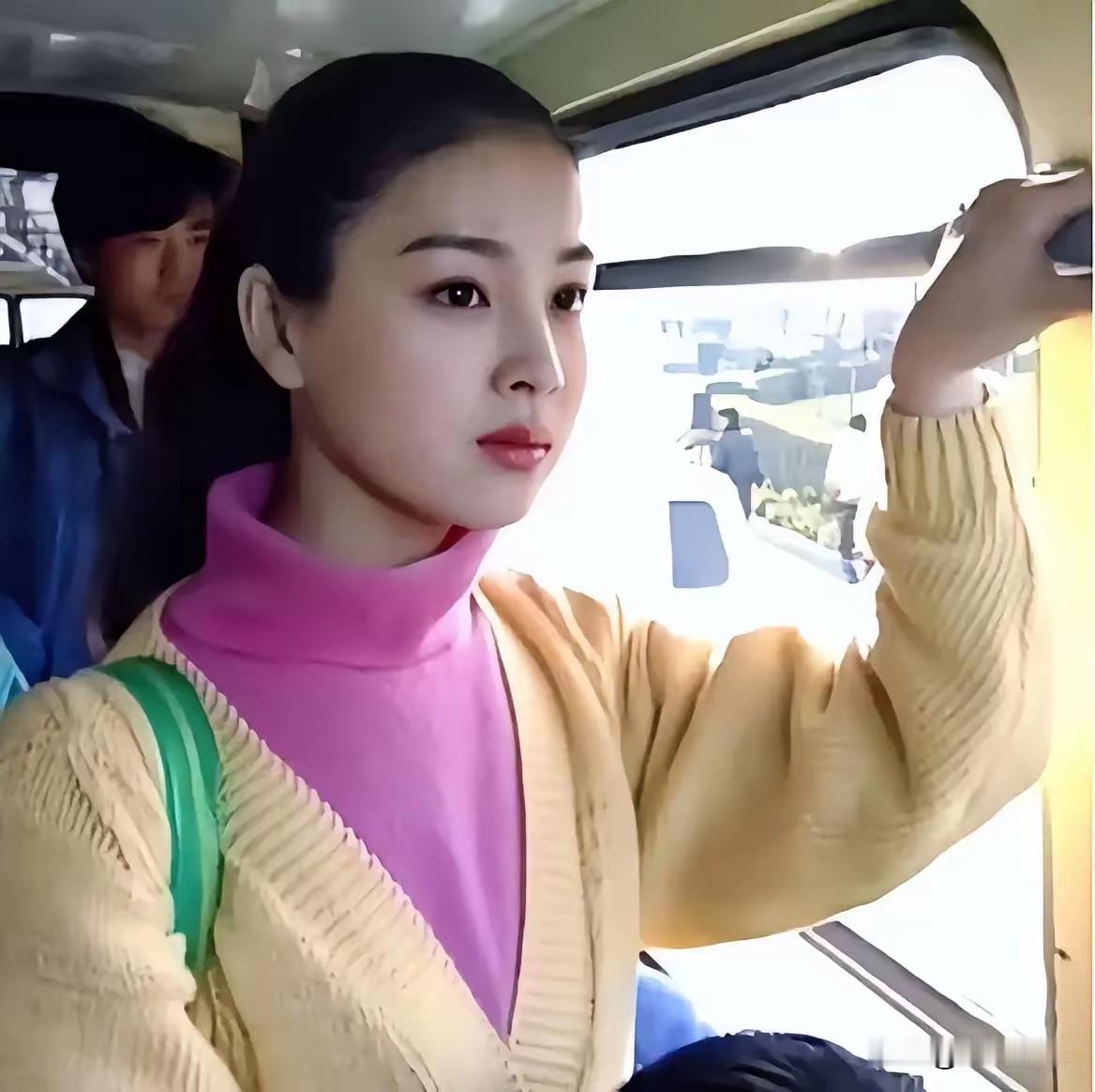当年她在产房外被离婚，独养女儿23年，如今女儿貌美如花，前夫后悔不已。回望“国民