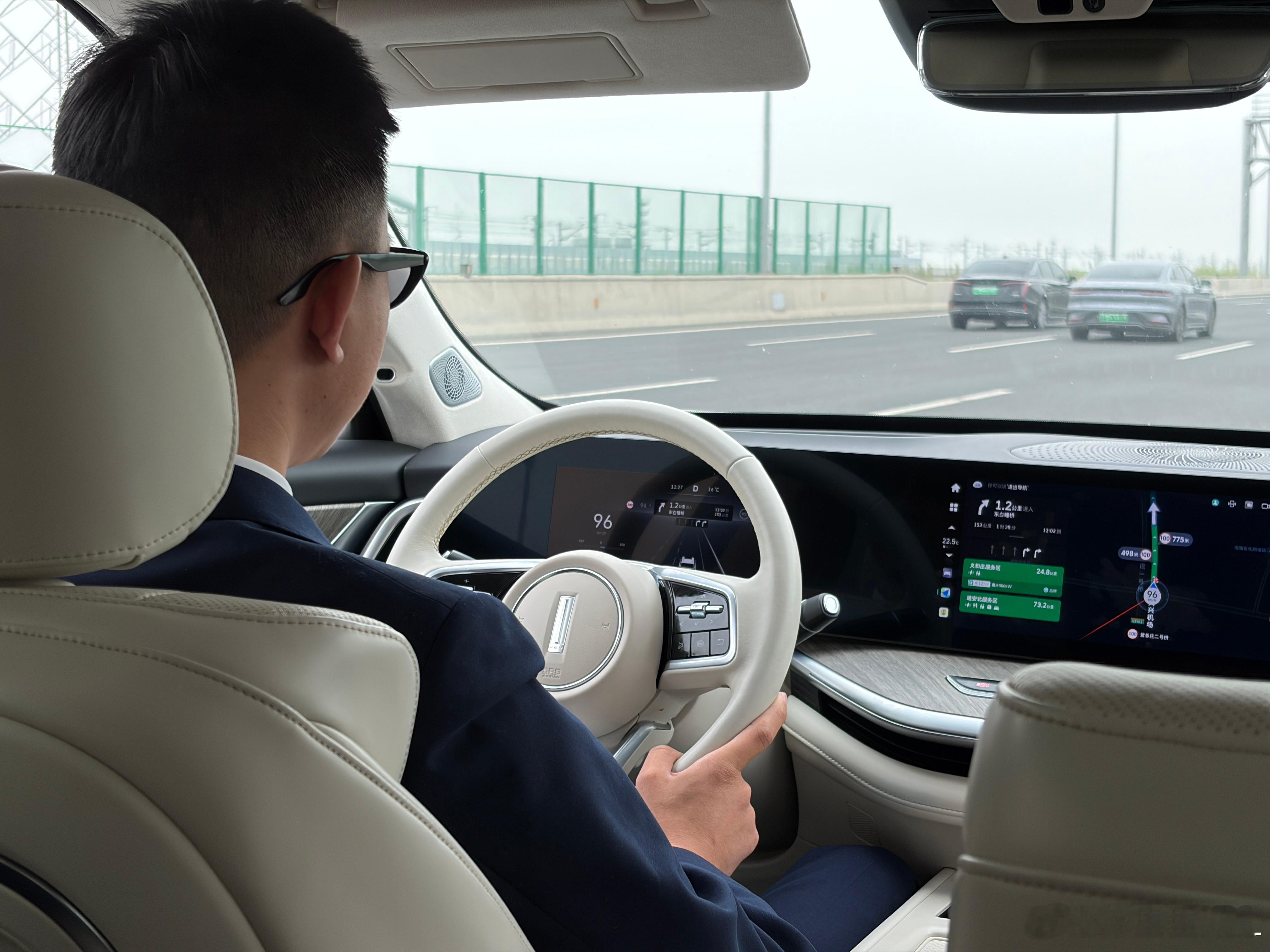 去保定，接机的是初代蓝山。白色外观、白色内饰。第一眼看到的时候居然没认出来这是蓝