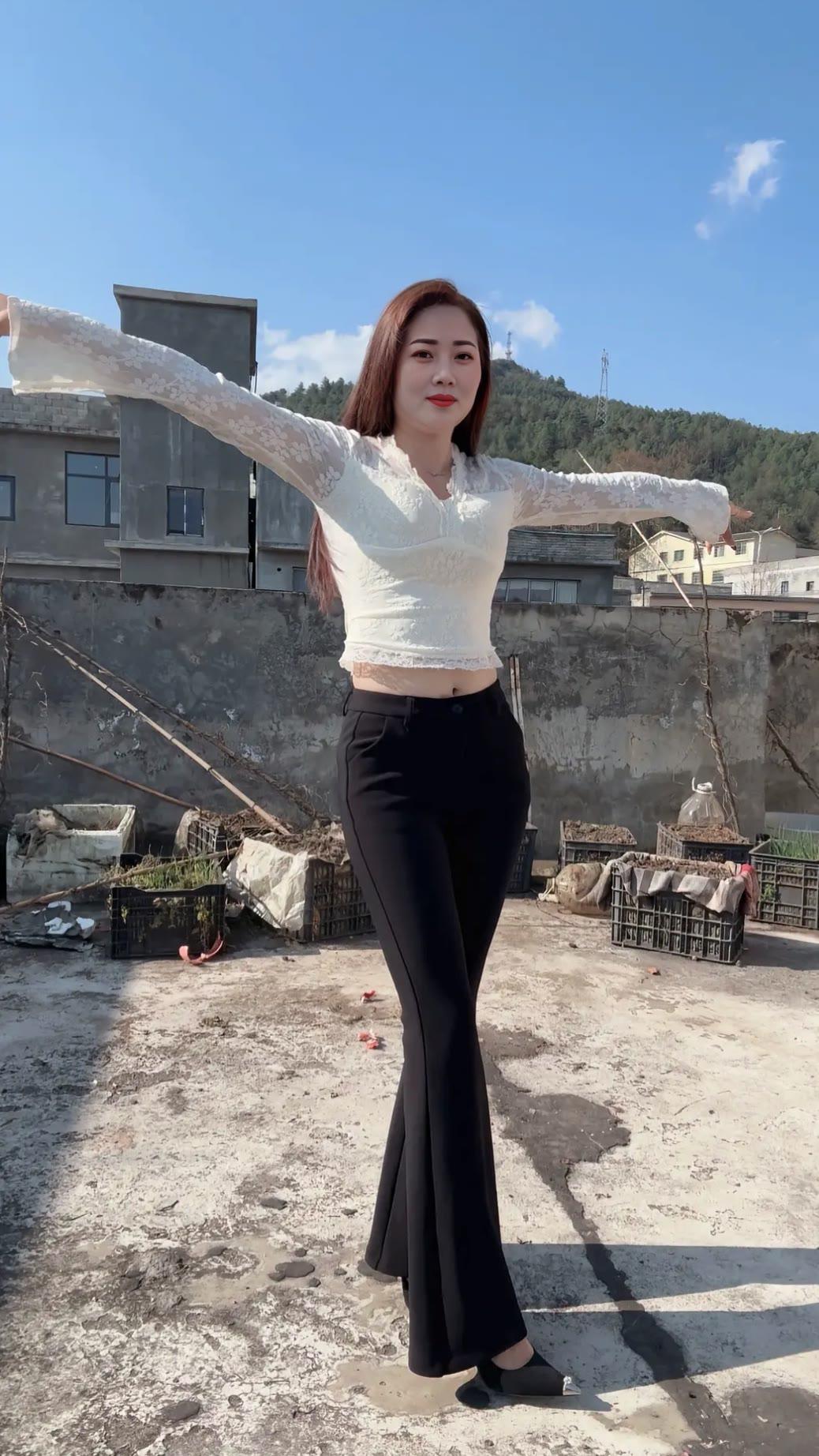 生活如同深邃的海洋，每一次的波澜起伏都是成长的契机，我们应珍视每一刻的经历，用心