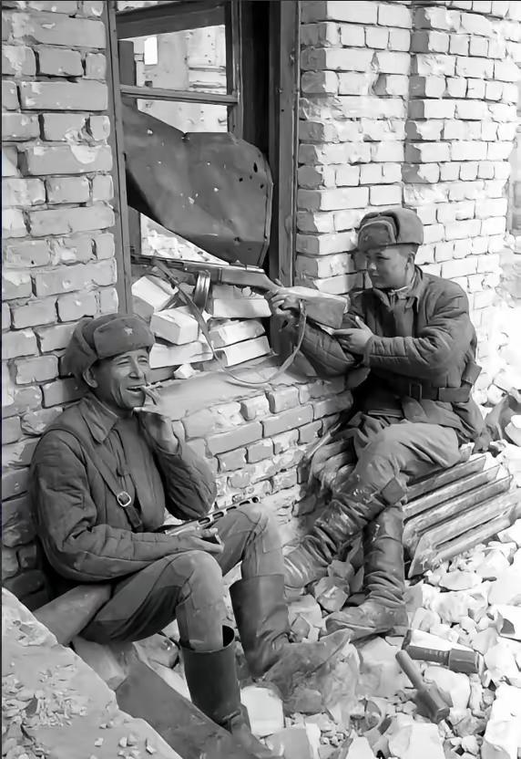 1943年深秋，苏北大地笼罩在战争的阴霾之下。伪军排长谷德培带着几个弟兄在村里搜