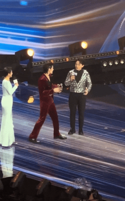 向佐，又惹事了！
3月11日中午，向佐突然冲上热搜，原因是前一天晚会上，他一脚差