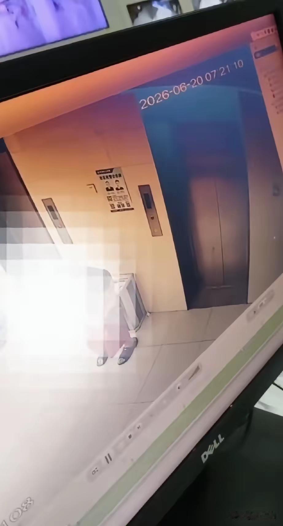 太恶心了，
印度人直接拉在了酒店电梯垃圾桶上，
看标牌就是汉字，国内某酒店非得赚