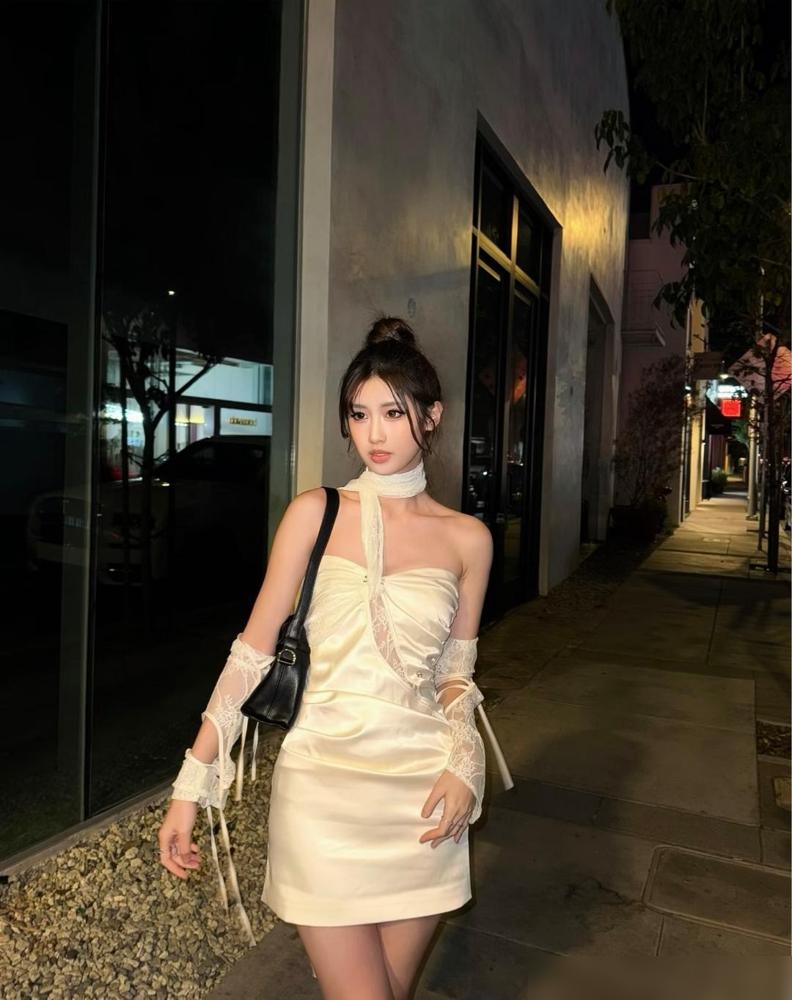 没血缘，却和冯小刚共用一张脸？
一组生日照甩出来，直接炸了锅。卷发红唇，贵气逼