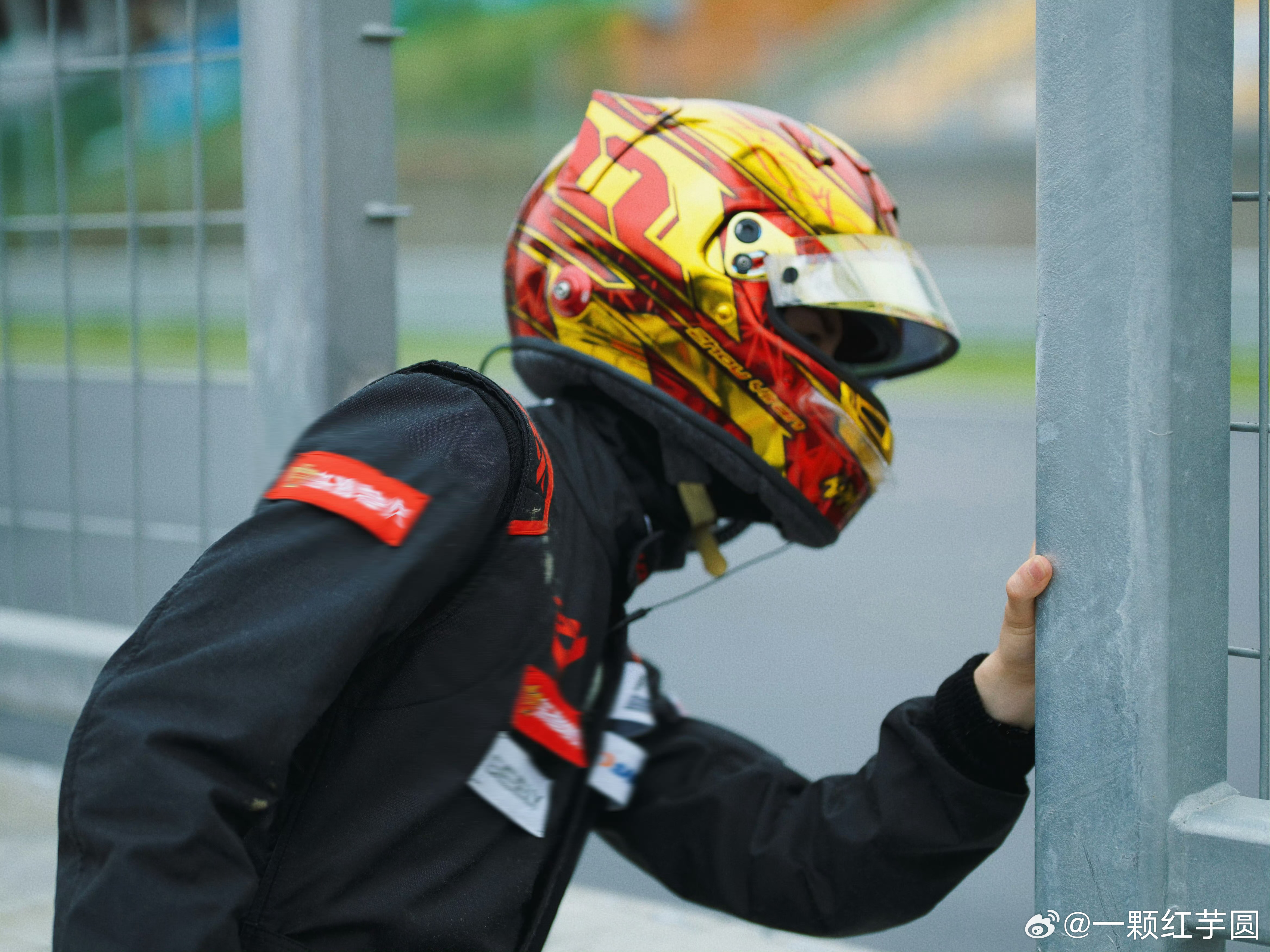 赛车手周翊然🏎️，忒帅了！然然比赛顺利，平平安安[抱一抱][抱一抱] ​​​