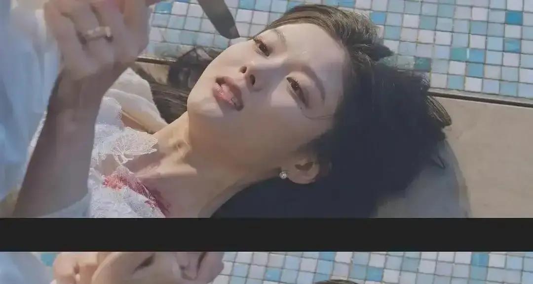 开头那一秒的停顿。
你拇指悬空。
厌恶感刚涌上来——下一集却自动播放了。
这就是