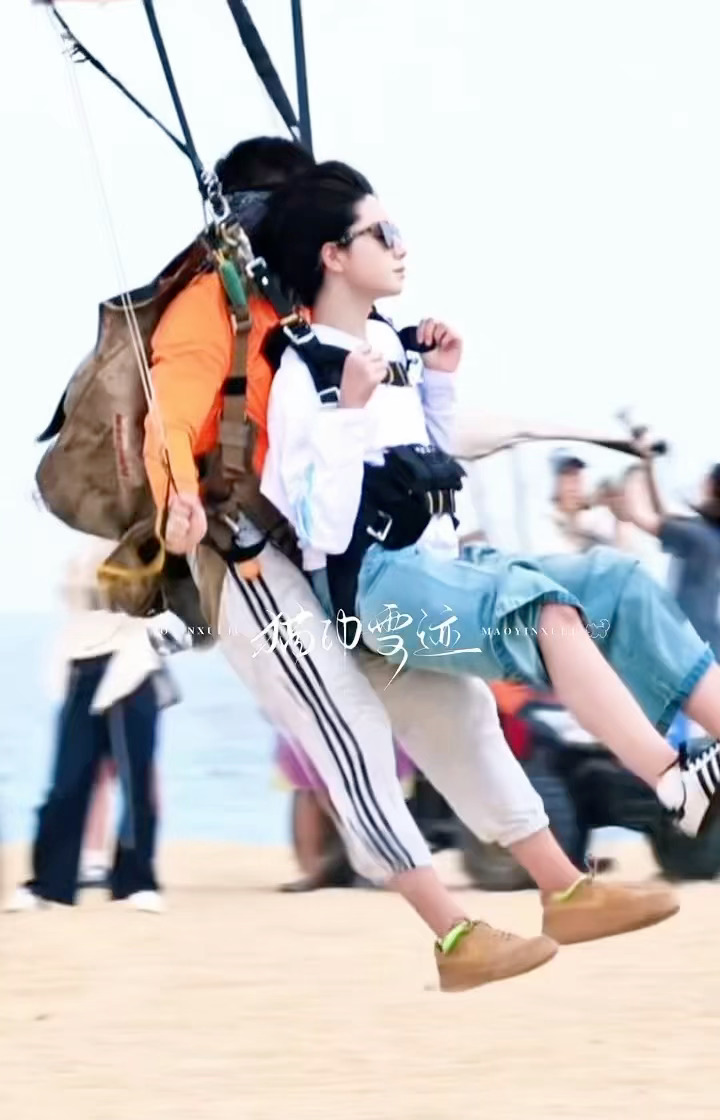 TF四代跳伞，王橹杰跳伞出神图！少年身姿干净又利落，风在身边掠过，自由又耀眼，建