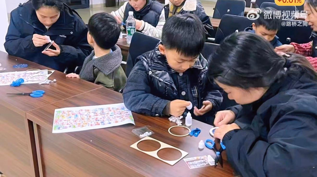 台州路桥指尖上的非遗课堂指尖传非遗，亲子共成长！路桥香樟社区的苗银非遗课堂太治愈