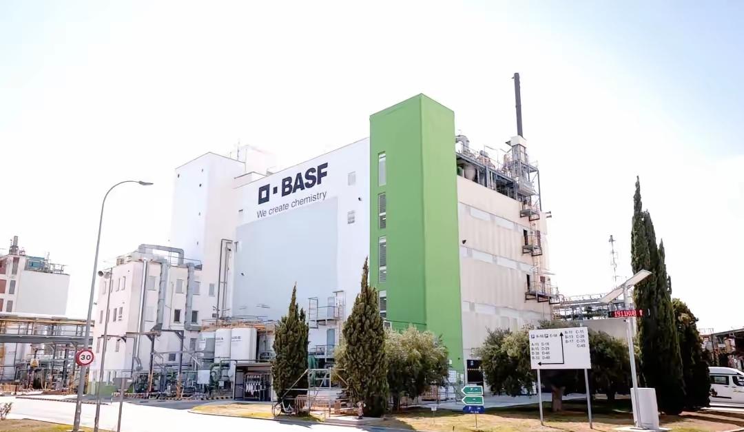 中方此前曾屡次警告，但欧洲就是不听，这下终于承受代价。
 
欧洲政坛彻底被美国绑