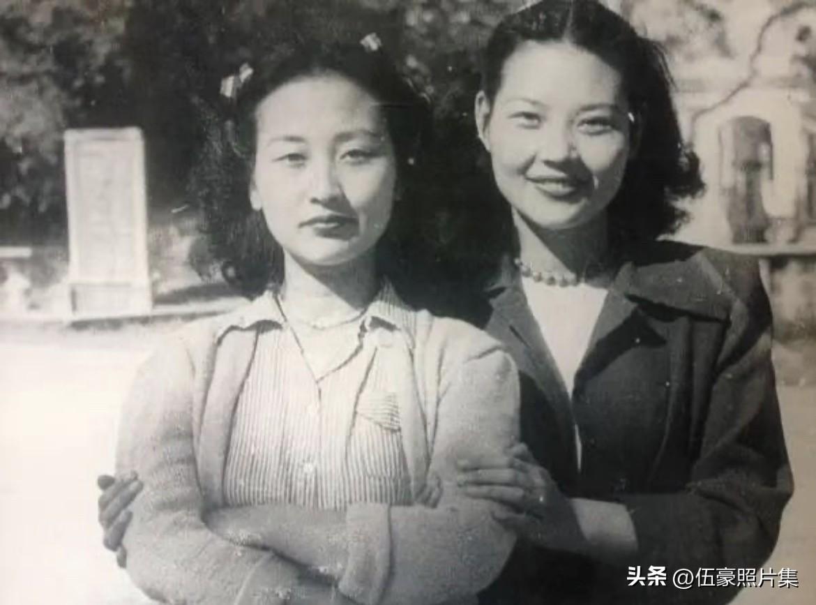 上世纪五十年代，孙立人的姐妹花秘书分别是黄美之（黄正）和黄珏合影，她们的父亲黄维