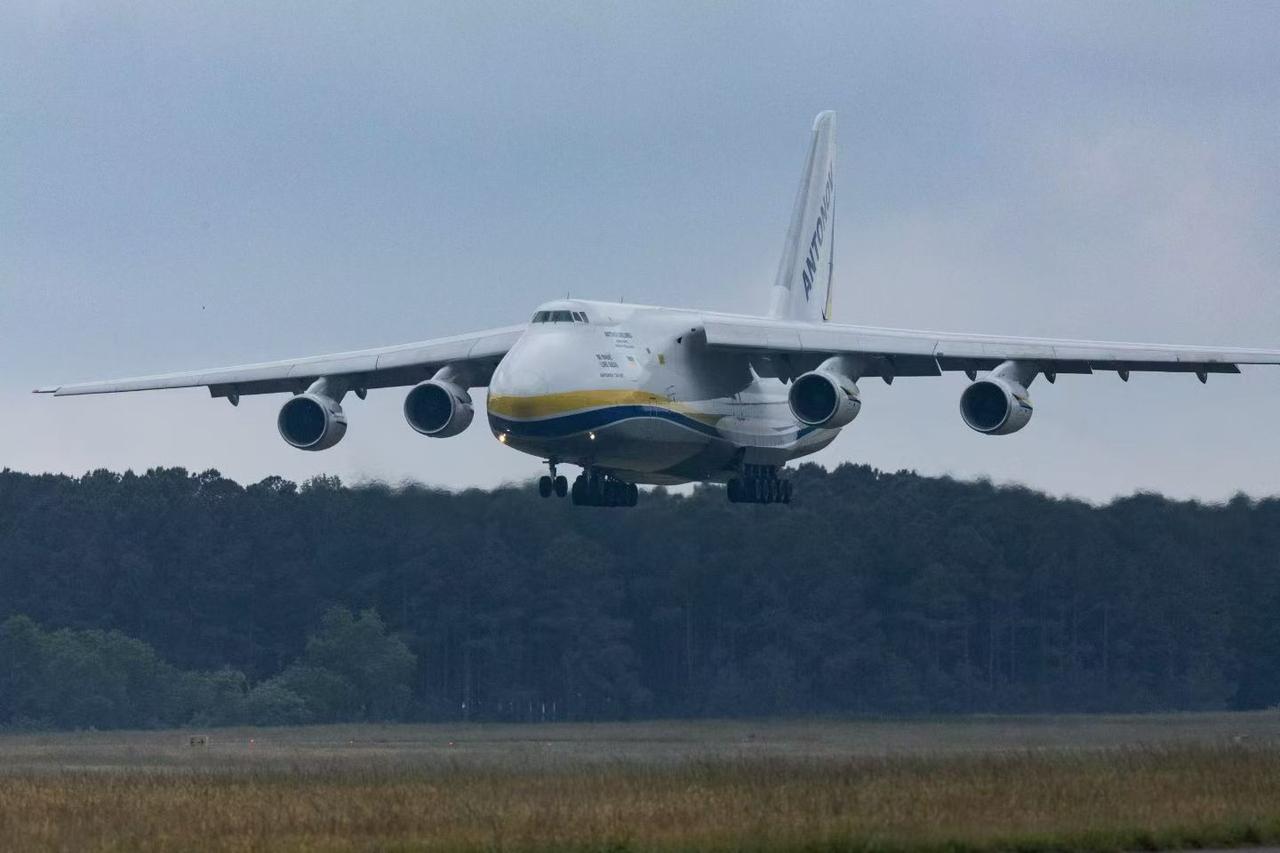 🇺🇦🚀🇳🇿🇺🇸
乌克兰安东诺夫An-124“像伊尔平一样勇敢号”，