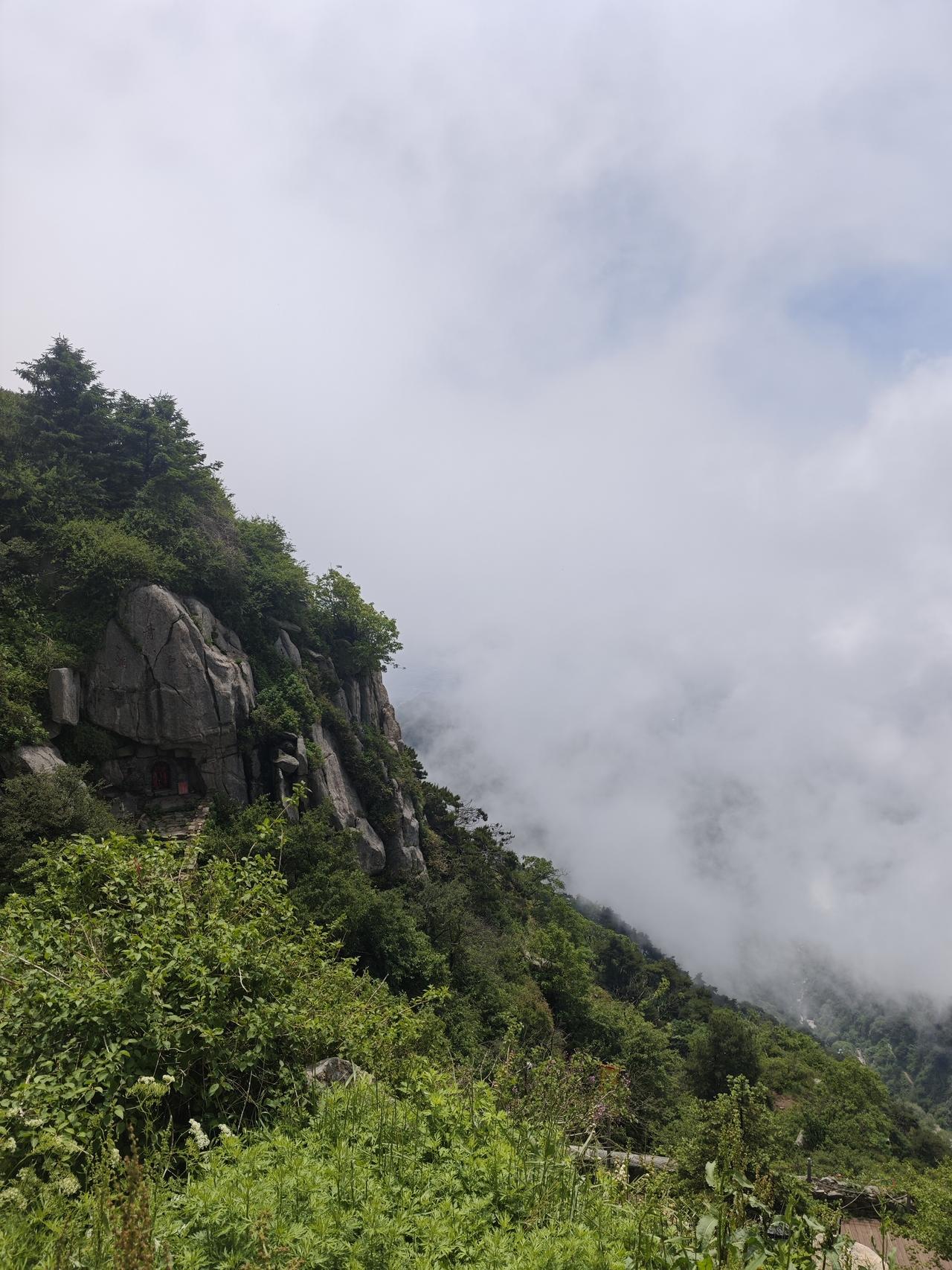 我认为快乐重要，只要孩子身心健康，没病没灾，能够快乐成长，成绩差一点并没有多大关