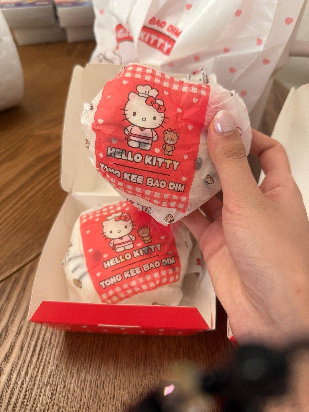 刚刚在吃饭 马哥推门进来 拎着个kitty小袋和我说“最后一天”好开心 可以吃的