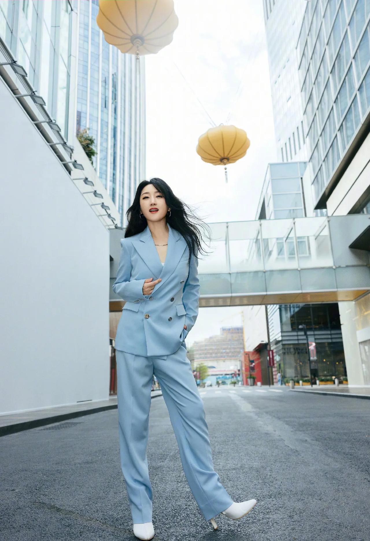 杨钰莹现身深圳街头，一袭蓝色西服套装化身都市丽人，优雅知性！不愧是90年代的“甜