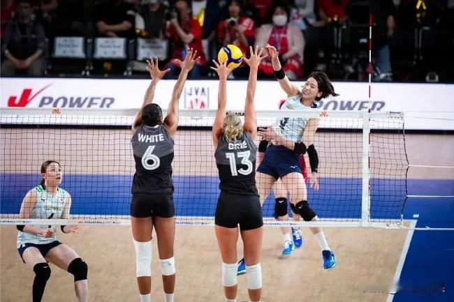 加拿大女排今晚让二追三，3-2逆转击败日本女排，助力中国女排重返亚洲第一！
1.