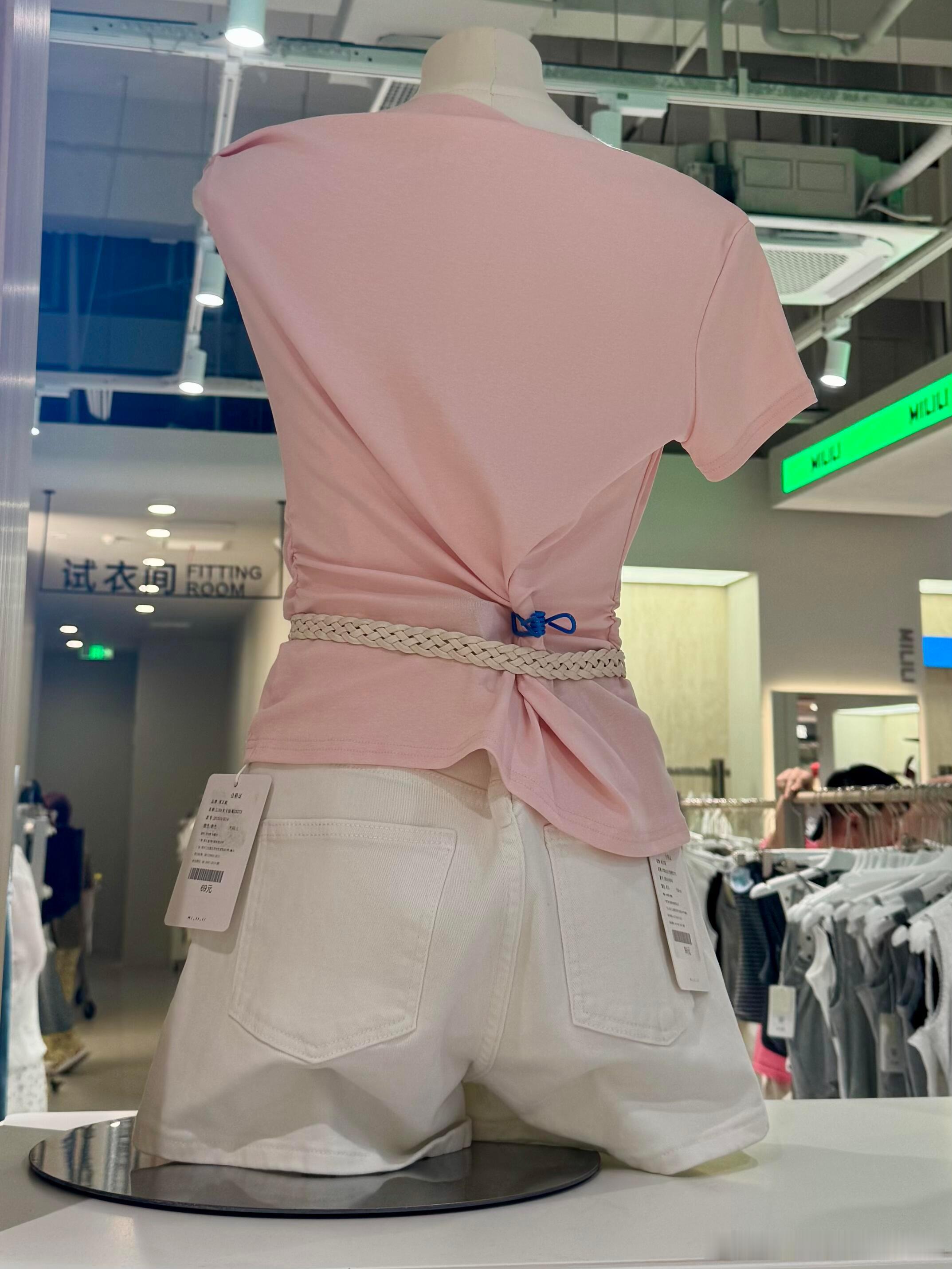连假人穿衣服也需要夹子了