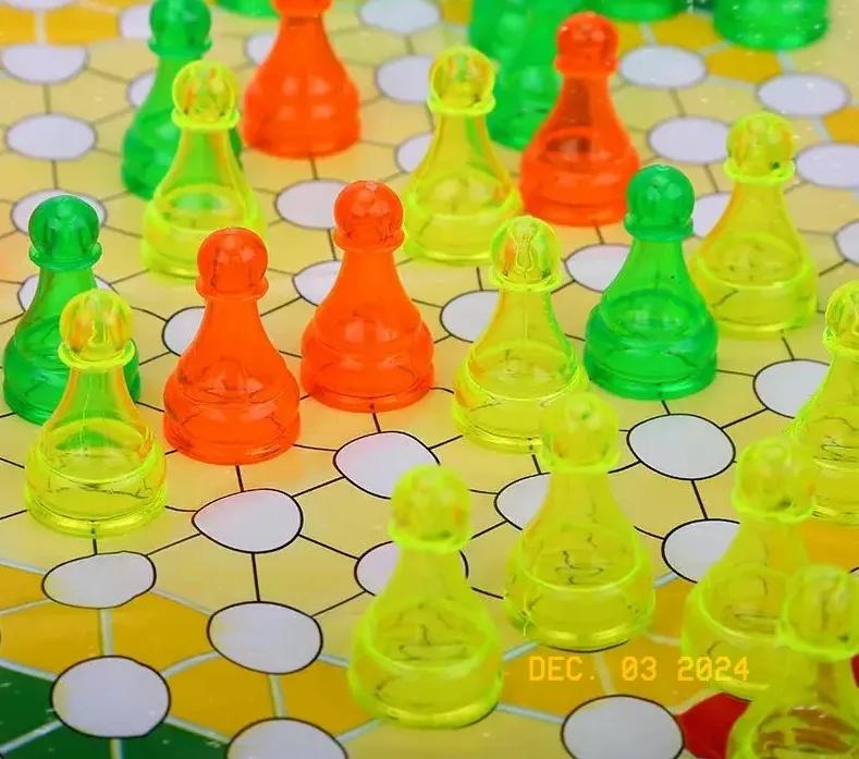小时候，最常玩的棋牌类就是跳棋
在八九十年代，娱乐活动还是很少的
跳棋作为一种能