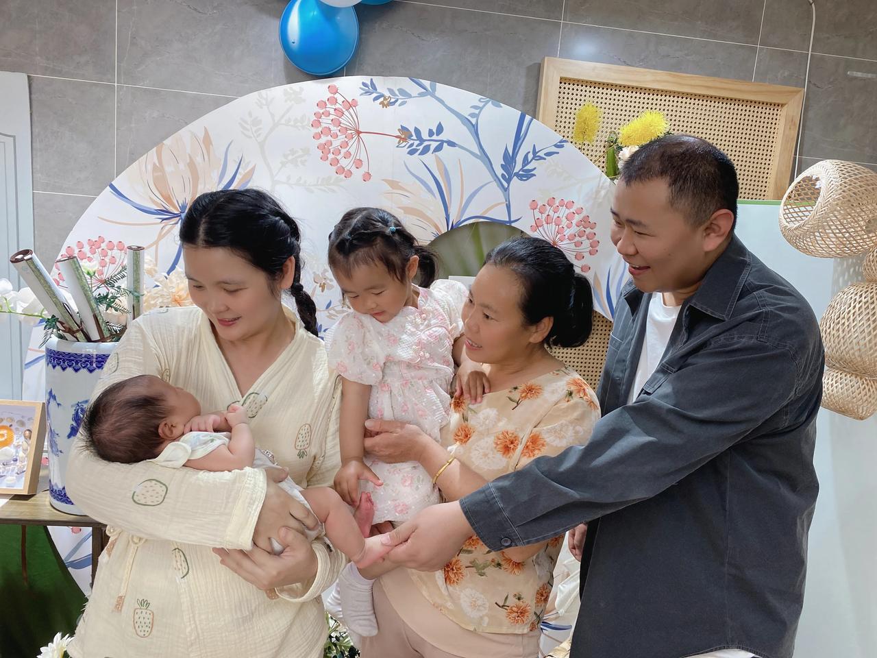 淇淇满月喜糖抽奖啦#北漂那些年# #二胎# 

时光在我们的指尖流逝，眨眼就是6