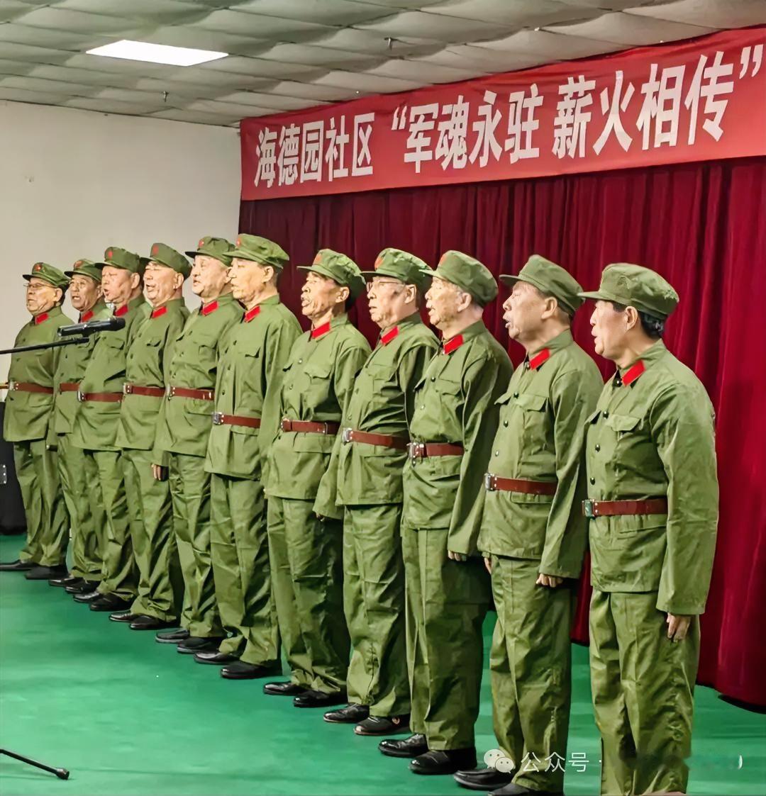 这是一群老兵，年龄应在80岁左右了吧！
老骥伏枥，志在千里，
他们还在唱歌，发挥