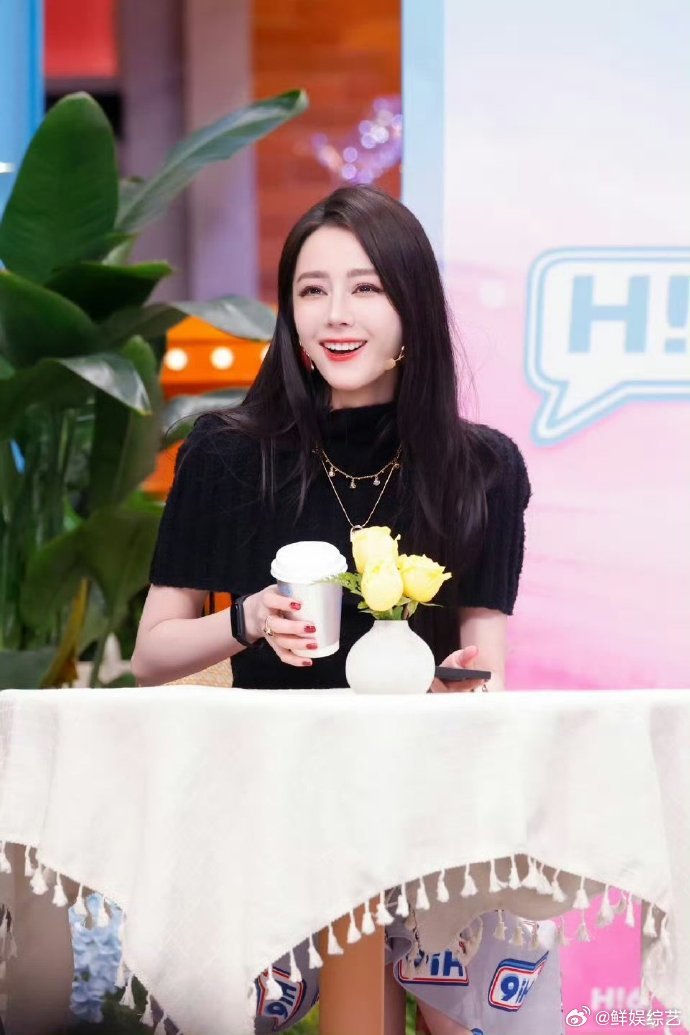 迪丽热巴好六街营业照你好星期六好六街营业照曝光，迪丽热巴红玫瑰造型亮眼，氛围感绝