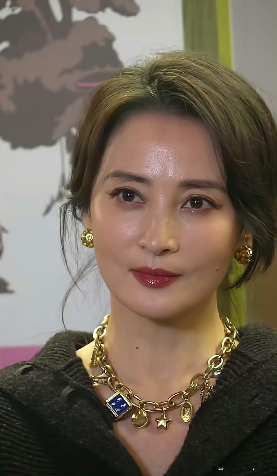 蒋勤勤这状态真的太绝了！
高清镜头怼脸都不带怕的，五官还是那么精致，笑起来眼角的