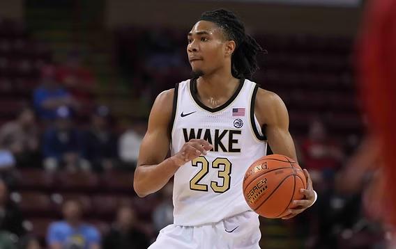 ESPN的沙姆斯·查拉尼亚报道，亨特·萨利斯已与费城76人队达成一份双向合同。