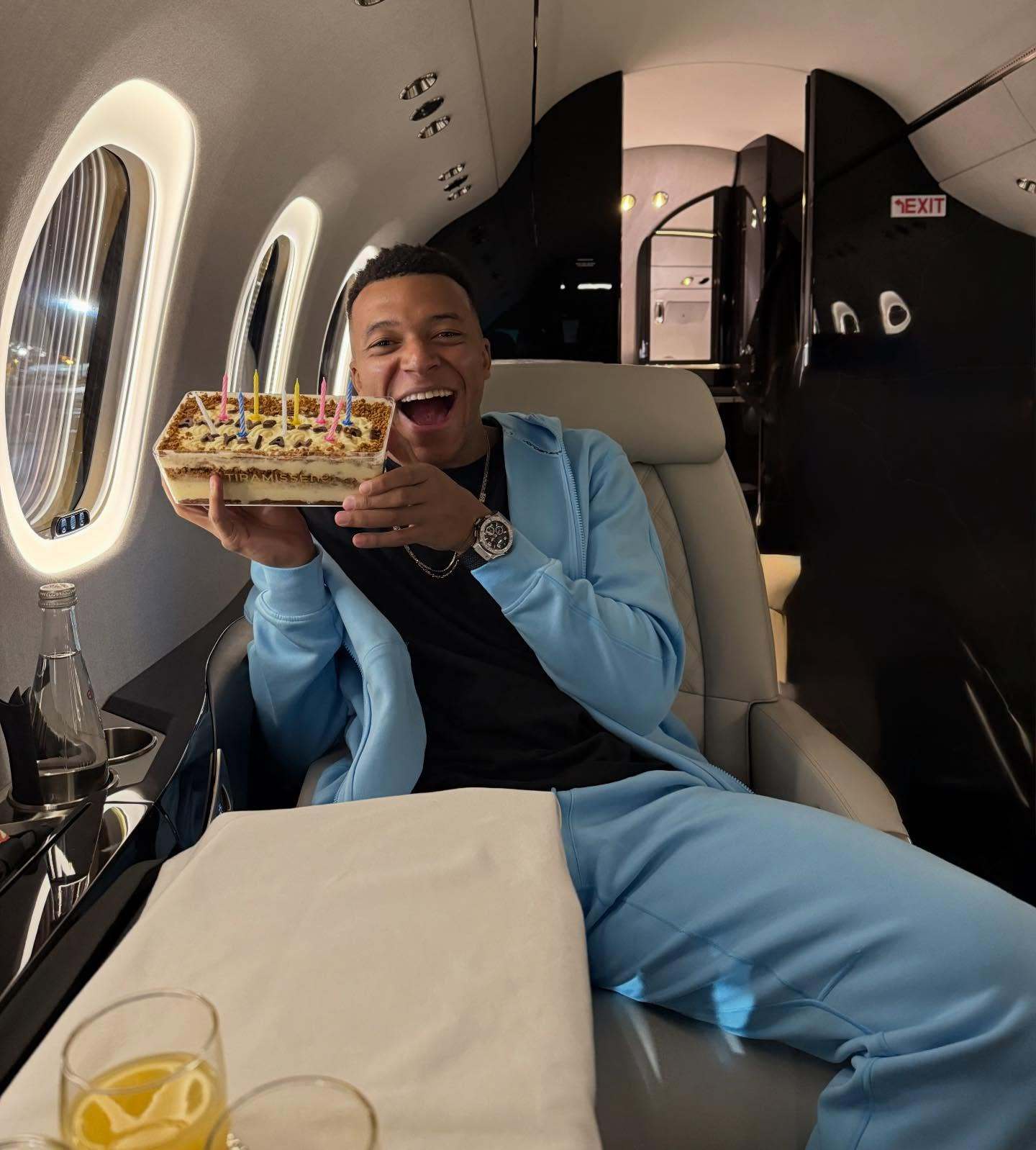 姆巴佩  IG更新：谢谢你所有的生日祝福，和你在这一天给我的爱。 🥳🎂🎁T