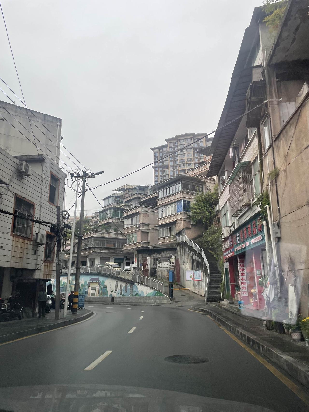 去湖北恩施旅游好玩吗?恩施大峡谷景好，晚上住宿到恩施市京都大酒店，我不得不夸这个