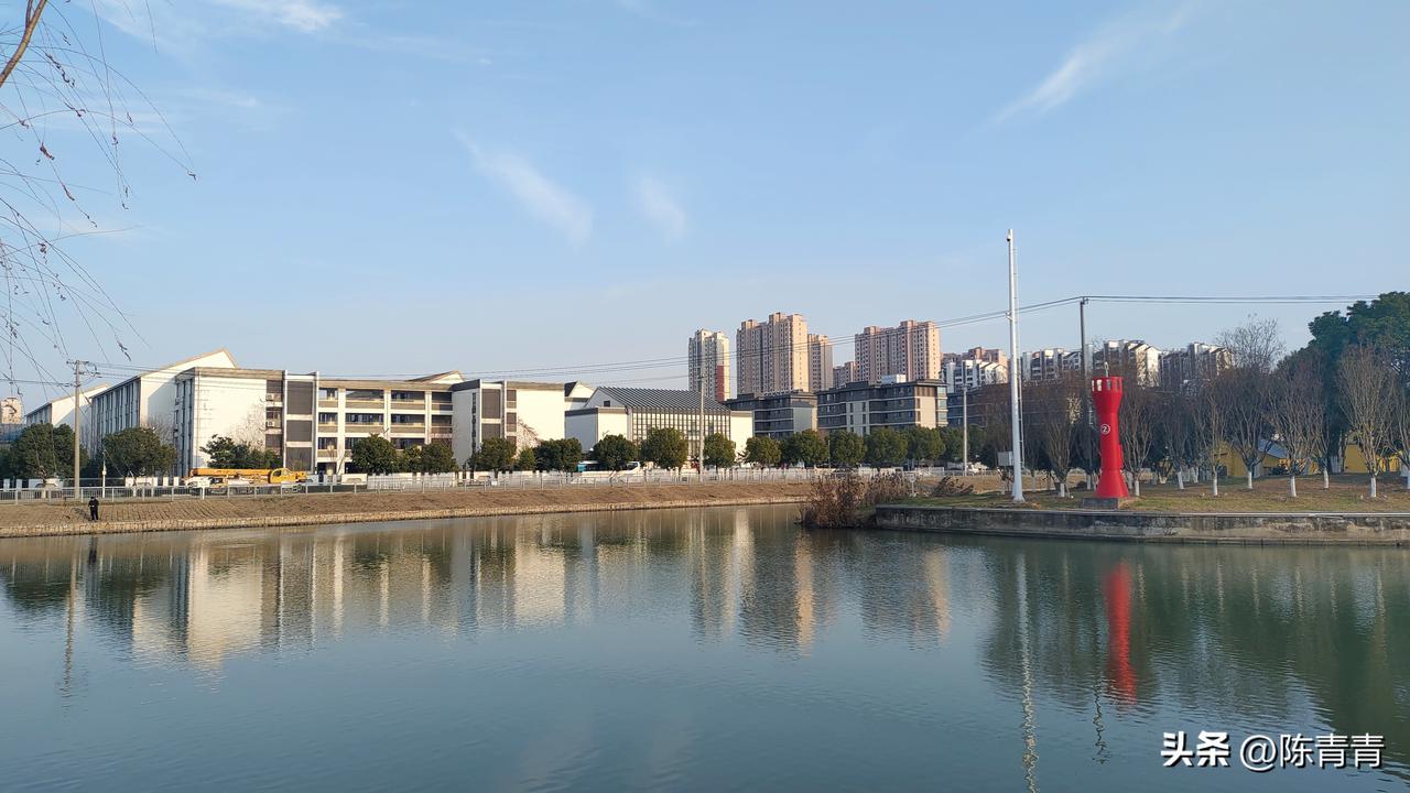 元和塘对面是苏州相城元和小学，周围都是现代化的住宅小区，环境优美。随手一拍，仔细