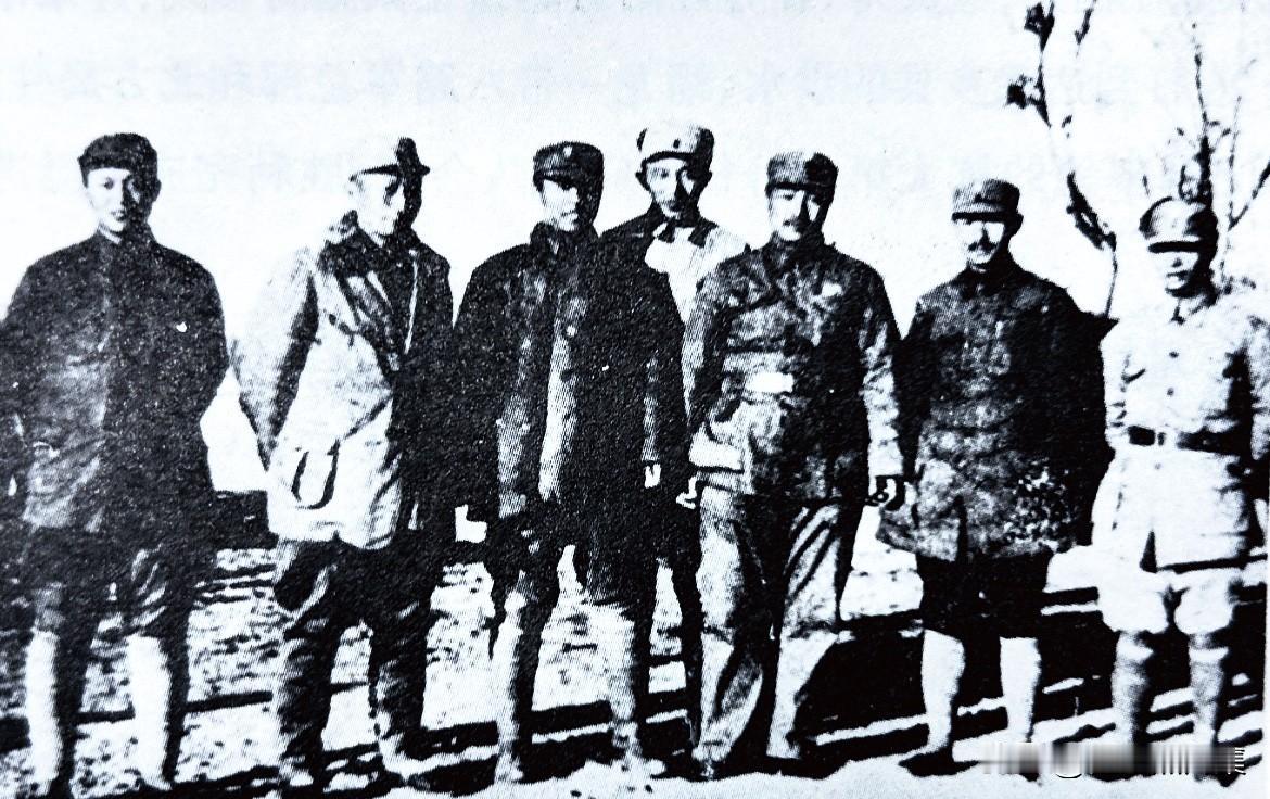 1939年底，在晋察冀抗日根据地。左起：黄敬、聂荣臻、吕正操、罗瑞卿、贺龙、关向