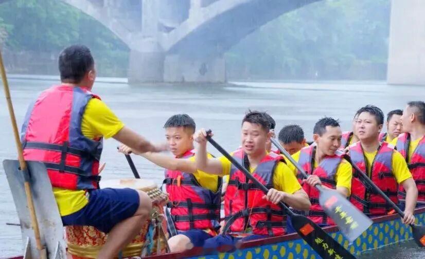 龙舟竞渡外上饶端午习俗藏着惊喜 德兴市新岗山镇河畔绿树成荫，河面碧波澄澈，岸边挤