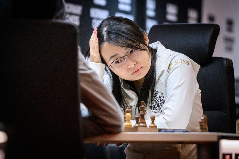 居文君、雷挺婕加赛快棋双双失利，居文君退居积分榜次席。科内鲁慢棋获胜，全取三分，