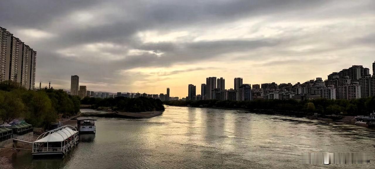 线上社交不内卷，走心比走量更重要。 给长辈发祝福，搭配语音问候，比文字更显贴心；