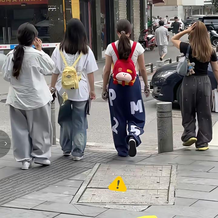 发现没有，如今满大街的女生都是穿这种又肥又大的拖地裤，很少看到有人穿紧身裤了，难