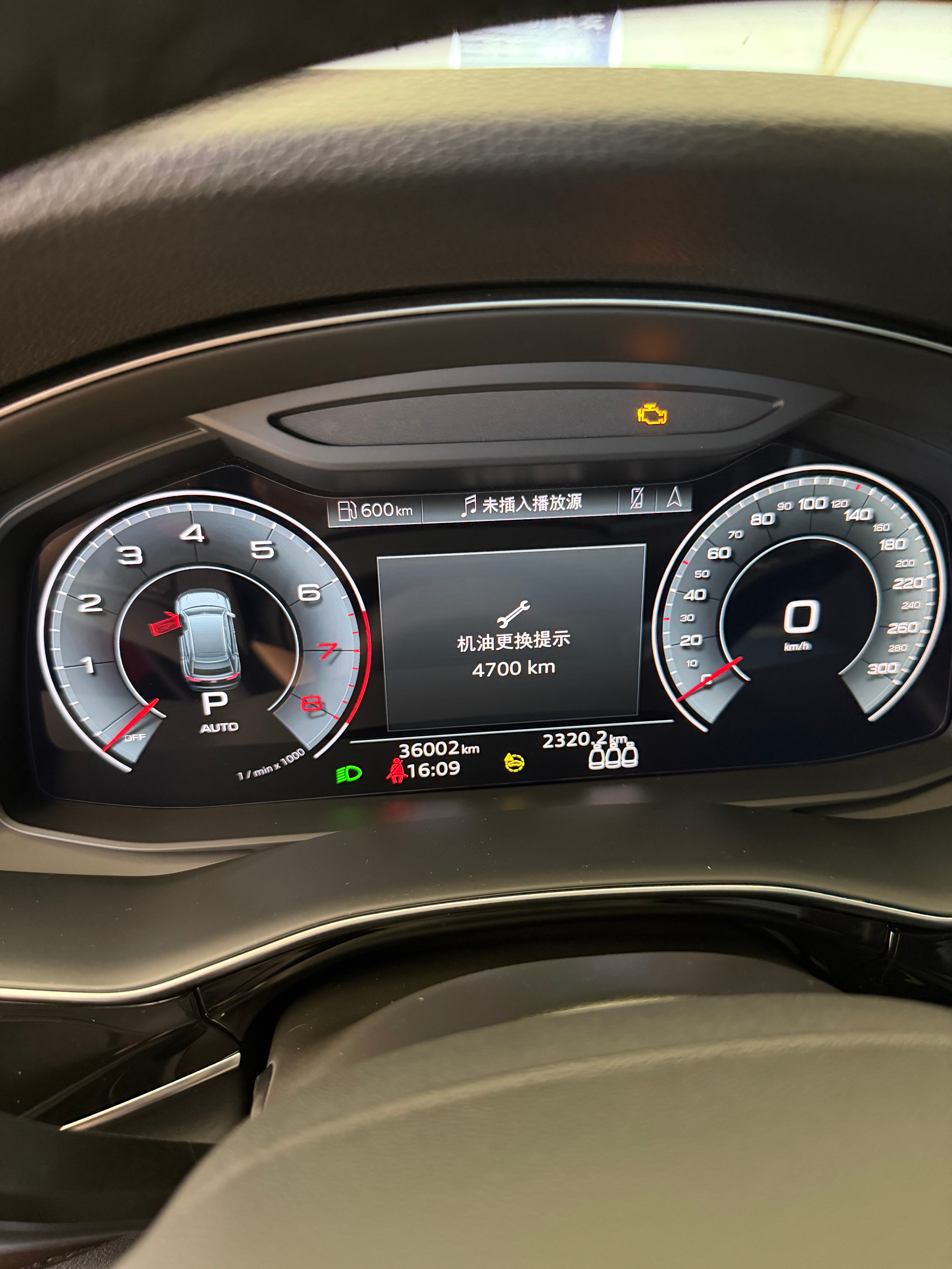 下飞机的时候买了台奥迪 Q8 21年上牌  3.6万公里 55 臻选动感型车况依