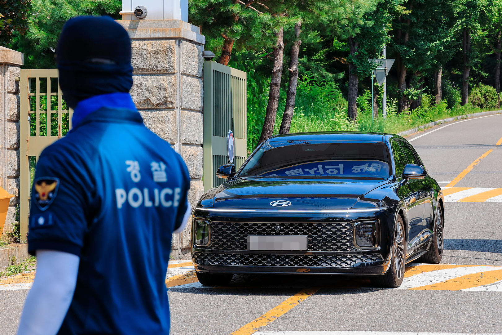 【#尹锡悦拒捕现场曝光#】#尹锡悦与特检组对峙超两小时# 据央视新闻报道，8月1