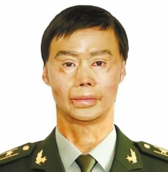 1995年，一名解放军战士在乘车回部队的途中，劝司机不要停下加油，但司机执意停下