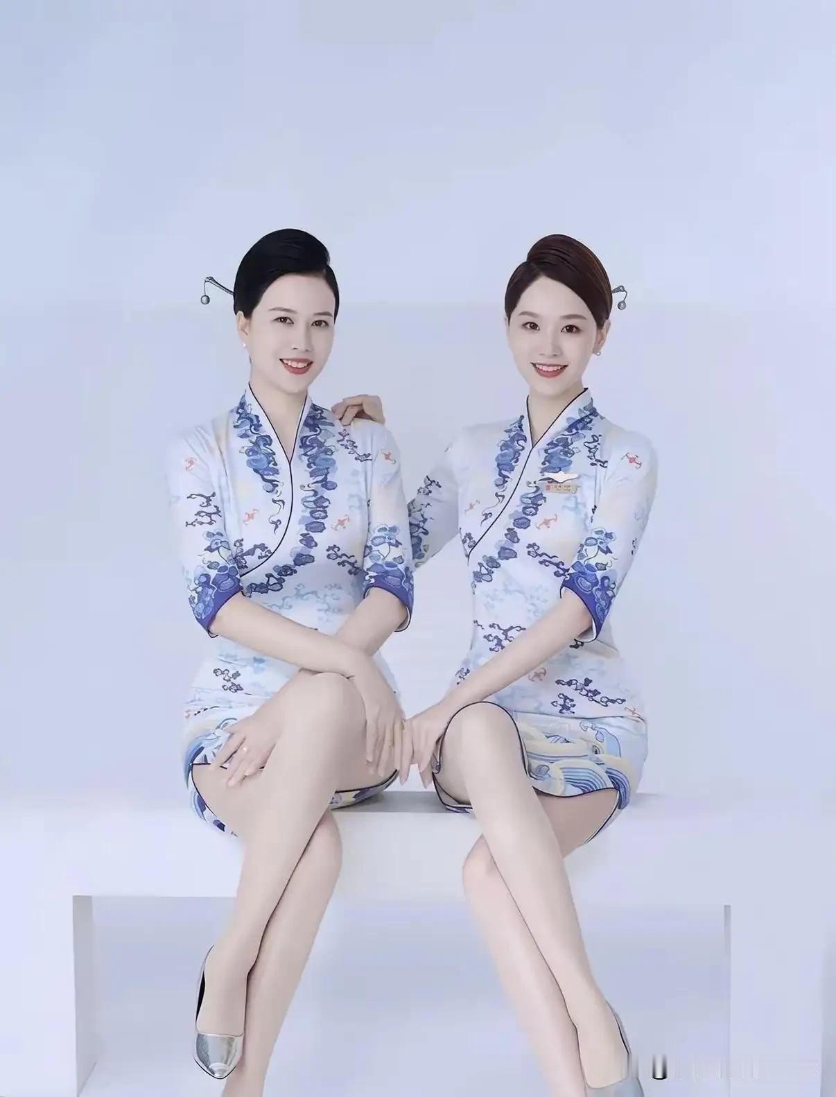 这对母女合影照，一人大气优雅，一人青春甜美，各有各的美感，你更喜欢母亲还是女儿呢