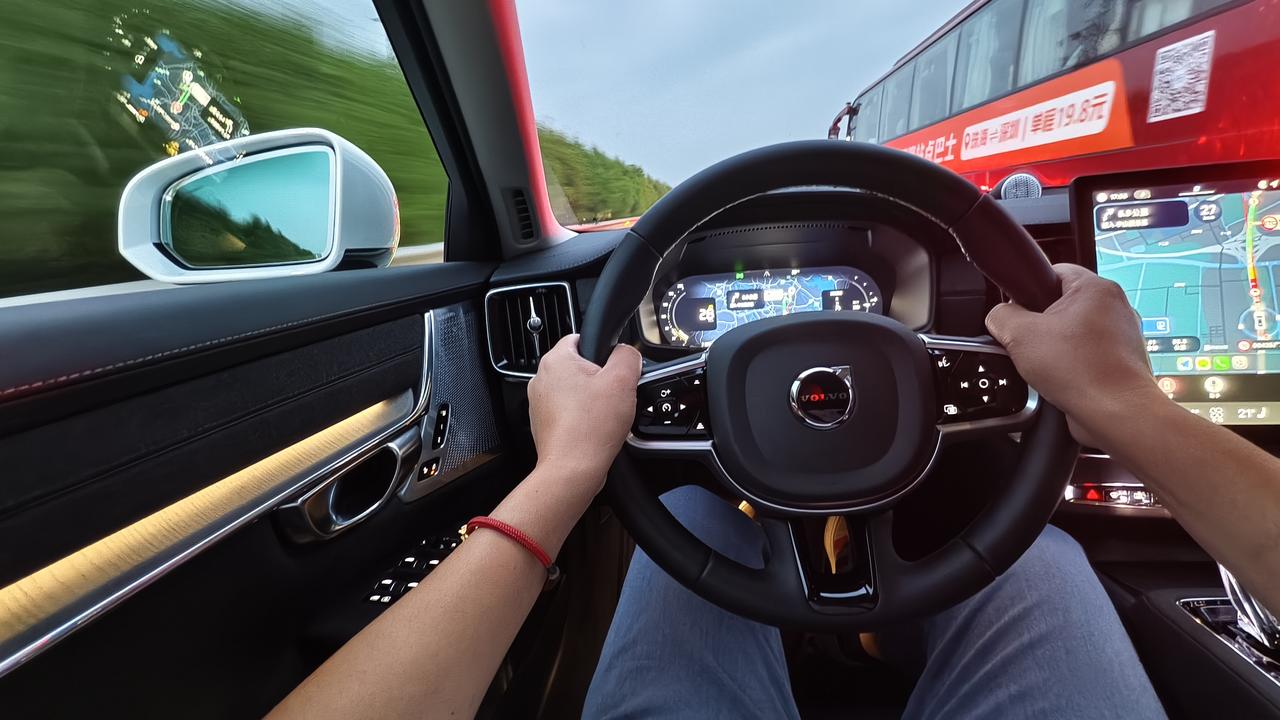 虽然没有华丽的冰箱电视
但S90这套旧能源内装氛围
我是很喜欢的
我不反对冰箱彩