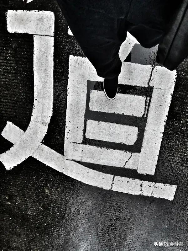 “走个面儿”翻车背后：这届观众终于学会了取悦自己

近期，韩红在电影首映礼上喊话