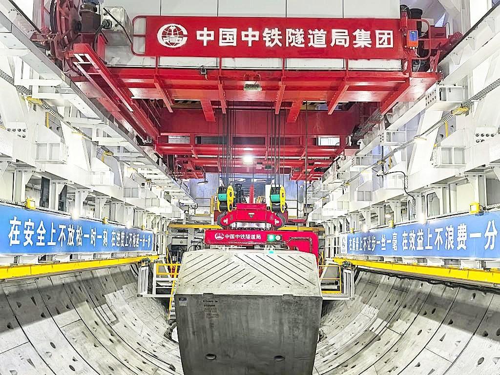我国商务部、海关总署、中央军委装备发展部集中发布三份公告，对盾构机、掘进机、步履