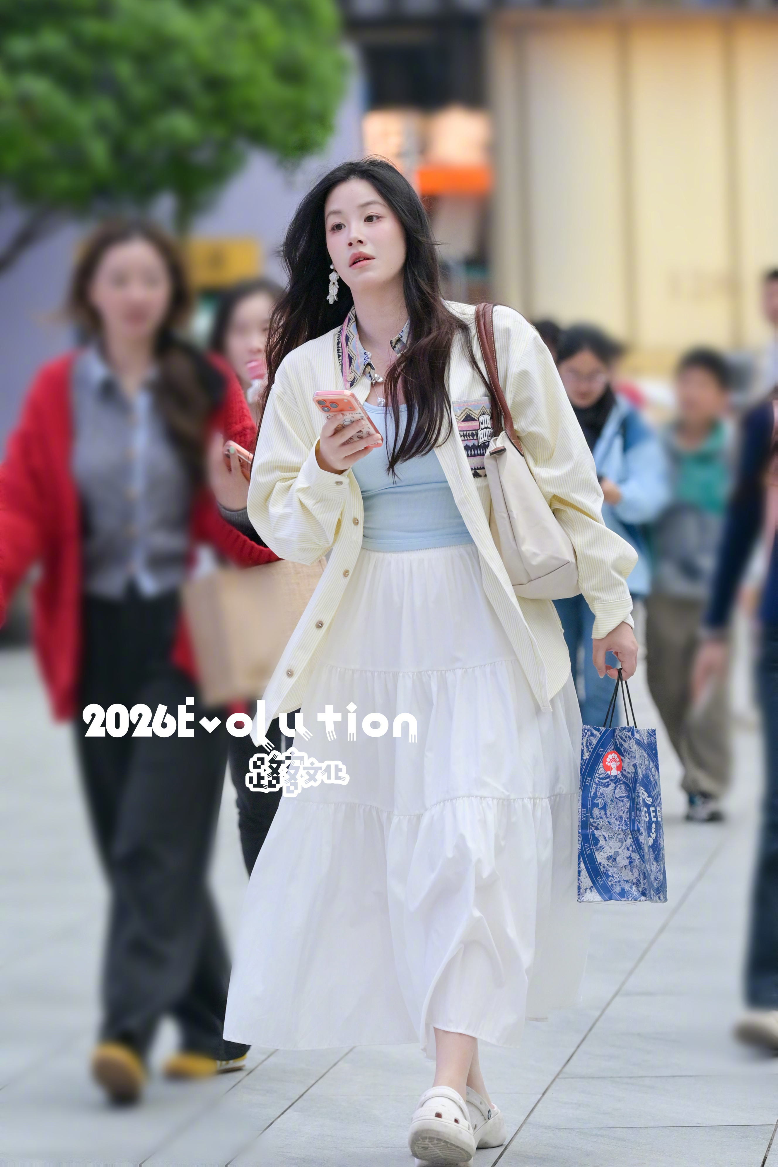 小姐姐好像小时候的钟丽缇哦！ 