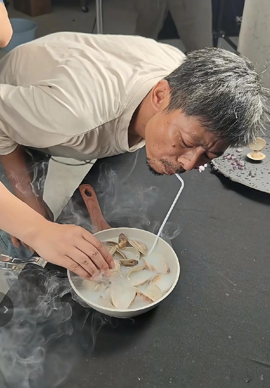 看到海鲜这拍摄现场，你还会买吗？[灵光一闪]

 
这画面真的是美食界的“大型诈