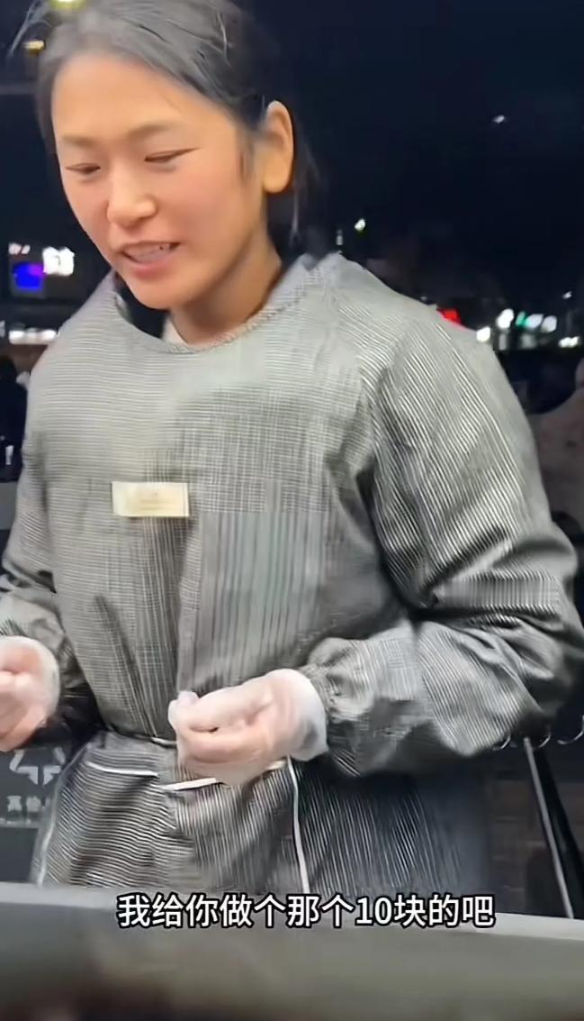 看哭了！山东济宁，已到深夜，女子带着自闭症儿子摆摊谋生，一男子却厚着脸皮询问能不